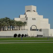 公園風に整備された敷地に立つイスラム芸術博物館