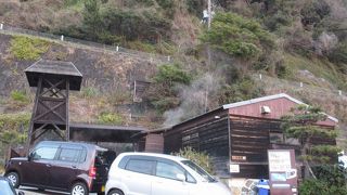 伊豆大島が目前に見える海に面した温泉