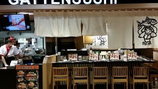 伊勢丹の地下のフードコートですが、独立したカウンター席があるので比較的落ち着けます。