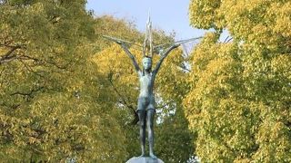 周囲に捧げられた千羽鶴に圧倒されました