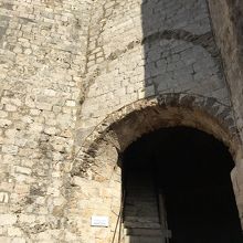 要塞の入り口。上部が展望台。