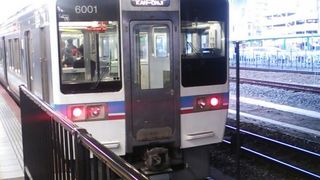 列車によってはJR四国の6000系が使用されています