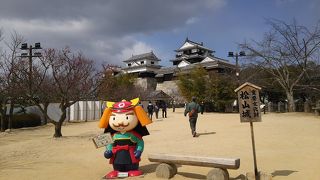 松山城は現存天守