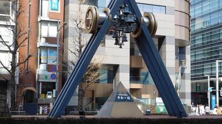 中央分離帯内にある、平和の鐘