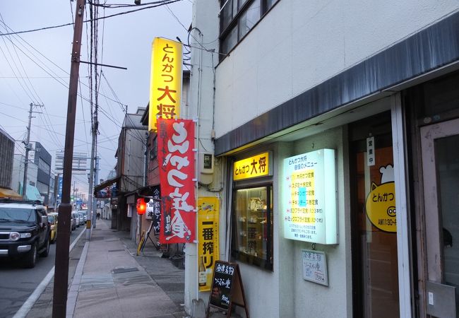 とんかつ専門店で名物のソースかつ丼を