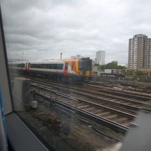 ロンドン市内の車窓　クラパム・ジャンクション駅付近 