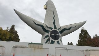 夜間の太陽の塔もおすすめ