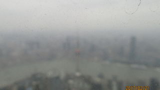 上海の空気が悪いので景色が霞んで見えない。