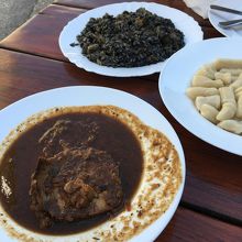 地元の料理が食べられます