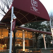 エントランス。両サイドにテラス席がありました。