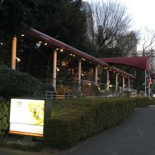 エントランス左のテラス席。