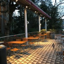 右側のテラス席。