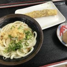 うどんと稲荷ずし、ちくわの天ぷらもいただきました。