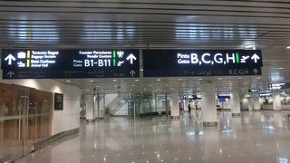 乗り継ぎ時の国内線ゲートにもATMはありました