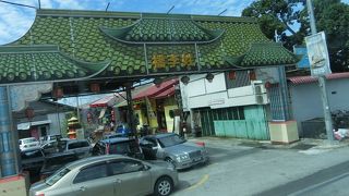 中国人の水上家屋の集落で、同族一族の橋と言われているそうです。