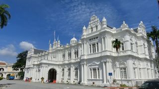 白亜の大きな建物