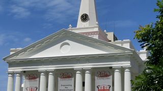 鋭く尖った塔がシンボル