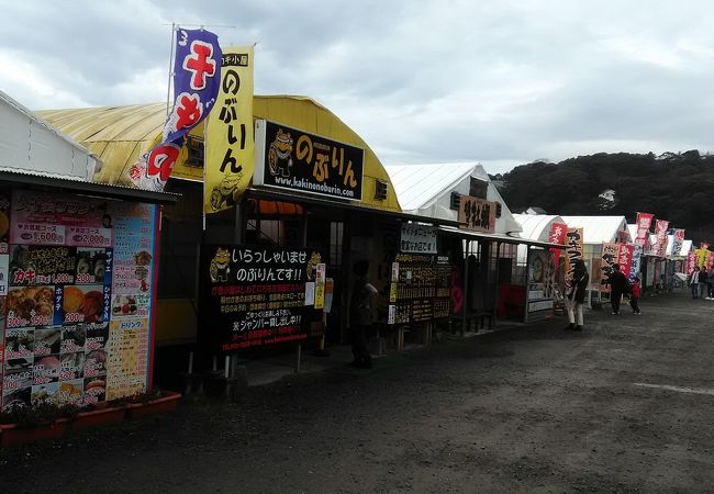 糸島の冬の名物牡蠣小屋