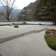 自然に囲まれた美術館（玉堂美術館）