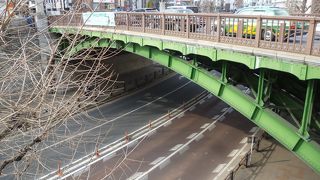 形がきれいな、明治通りと目白通りとの立体交差橋です。