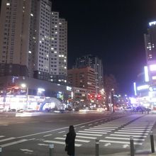 温泉街です。大都市の一角なので日本の温泉街っぽくありません。