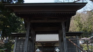 線路沿いにある石垣造りの寺