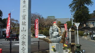 大きなカヤの木が目印