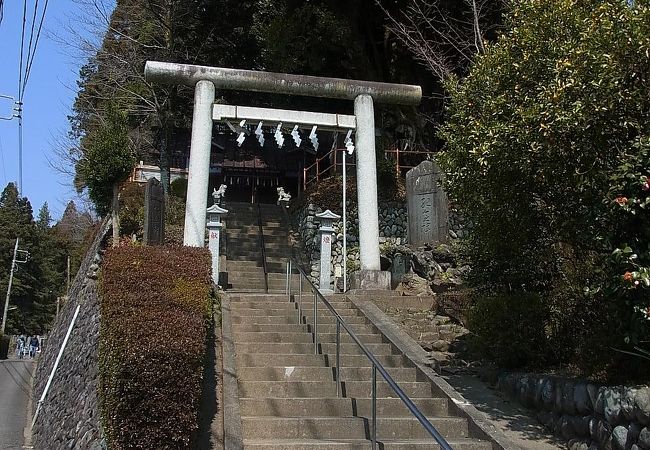 何か荒れ果てた感じの神社です