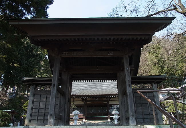 線路沿いにある石垣造りの寺