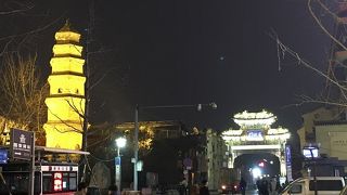 中国らしい門と街並みが続きます