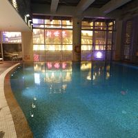 プールから夜景を