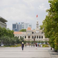 グエンフエ通りの突き当りにあります
