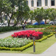 花壇に囲まれ、隅の木陰に警備？の人が座っていました