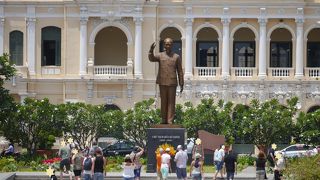 観光客で賑わっています