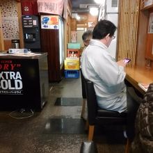 カウンターから店内を見る(左側・億が個室)