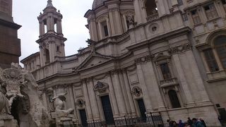 ナヴォーナ広場の西側を覆う