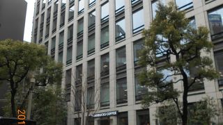 1階はスターバックスの広い店舗