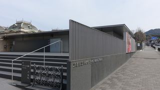 二つの建物の比較が面白いです