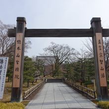 内部の写真は許可されていませんでした　宝物殿近くの木の門です