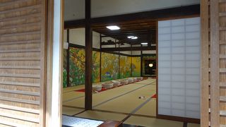 多くの部屋がありました。