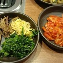 ナムルやキムチも取り放題