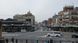 人も車も多い通りです