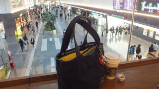 カウンターはコンセント装備。気分よくコーヒーを楽しめます。