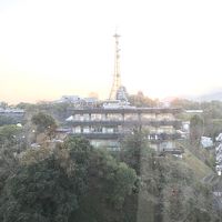 部屋からの風景。NHKの塔の真後ろに天守閣が見えます。