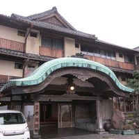 正面玄関は唐破風門構え