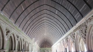 飾り気のない広々とした・・・