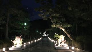 幻想的な雰囲気。寒い京都に温かい淡い灯(^^)