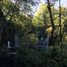 小さな滝が幾重にも続きます