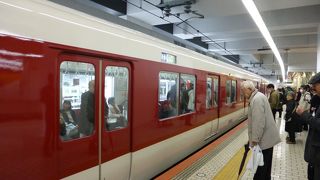 小豆色の電車です