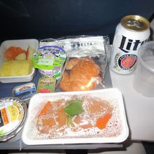 ブレッファストにビールを添えた機内食